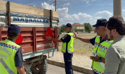 Jandarma traktör sürücülerine eğitim verip, reflektör dağıttı