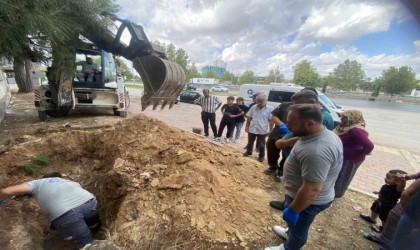 Kabri mezarlığın dışında kalmış, hikayesi yürekleri burkmuştu, annesinin yanına defnedildi