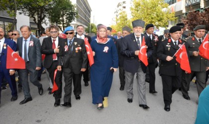 Kahramanlarla birlikte yürüdüler