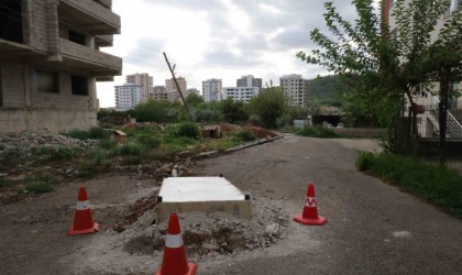 Kanalizasyon kokusunu önlemek için rögarı baza ile kapattılar