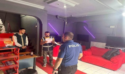 Karsta polis öğrenci servisi okul çevresinde denetim yapıyor