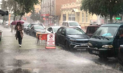 Karsta sağanak yağmur: Caddeler göle döndü