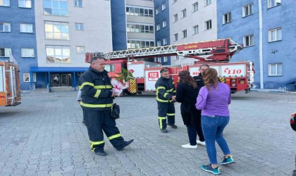 Karsta yurt öğrencilerinden itfaiyecilere sürpriz