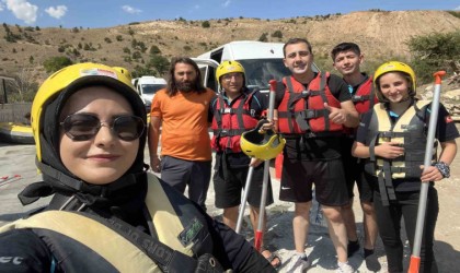 Kavurucu sıcaklarda rafting yaparak serinlediler