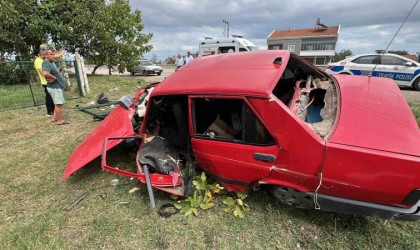 Kaza yapan Fiat Tofaş kağıt gibi dağıldı: 1 yaralı