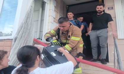 Keşanda apartman dairesinde yangın: İtfaiye eri yaralandı, ev sahibi fenalaştı