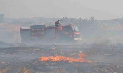 Keşanda evlere yaklaşan yangın mahalleliyi korkuttu