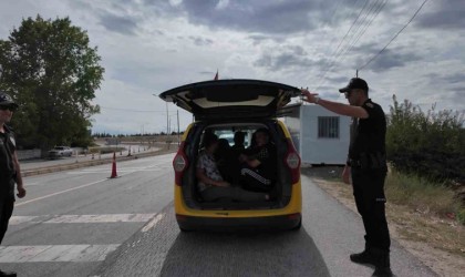 Kırklarelinde durdurulan ticari takside 6 kaçak göçmen yakalandı