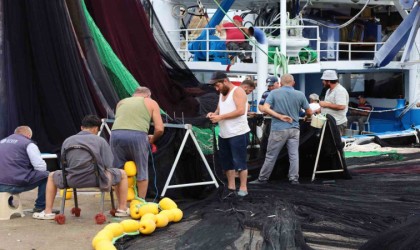 Kırklarelinde kötü havaya aldırış etmeyen balıkçılar sezonu açtı