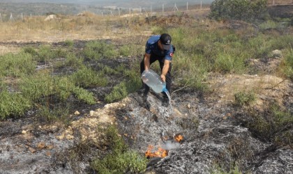 Kırklarelinde otluk alanda yangın: Polis ekipleri bidonlarda söndürmeye destek verdi