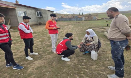 Kızılay gönüllüleri Diyadinde ihtiyaç sahibi ailelerin umudu oluyor