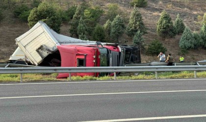 Kolonya yüklü tır devrildi, otoyol trafiğe kapandı