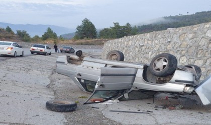 Kontrolden çıkan otomobil şarampole devrildi; 2 yaralı