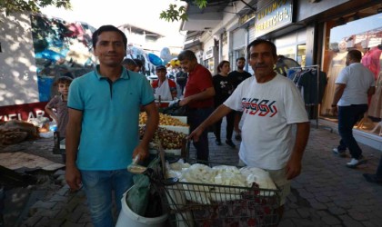 Kuş dili konuşarak adeta bülbül gibi şakıyan iki esnaf ilgi odağı oldu