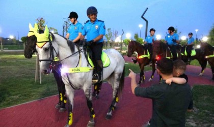 Kütahyada devriye gezen atlı polislere vatandaşlardan ilgi