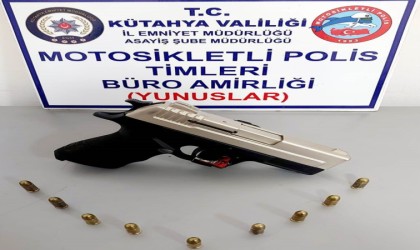 Kütahyada güvenlik görevlisinin şoför olarak bulunduğu araçta ruhsatsız tabanca ele geçirildi