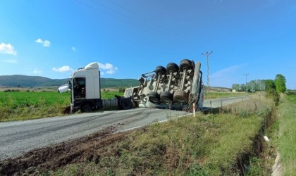 Makas atan tırın dorsesi yan yattı, yol trafiğe kapandı