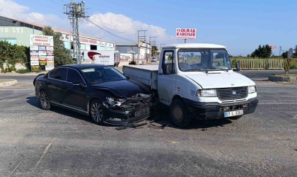 Manavgatta kamyonet ile otomobil çarpıştı: 1 yaralı