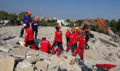 Mersinde deprem tatbikatı gerçeğini aratmadı