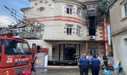 Mersinde yıldırım düşen camide yangın çıktı