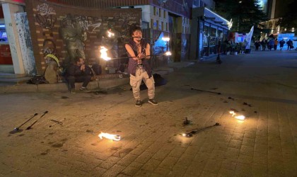 Meşalelerle yapılan akrobatik gösteri geceyi aydınlattı