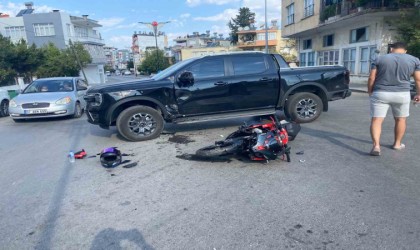 Motosiklet ile kamyonet çarpıştı: 1 yaralı