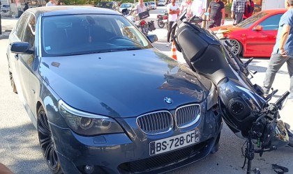 Motosikletin otomobilin üzerine çıktığı kazada sürücü ağır yaralandı