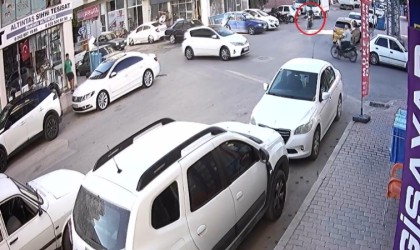 Motosikletli gencin otomobille çarpışma anı kamerada