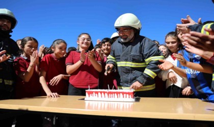 Muhtar ve öğrencilerden itfaiye erlerine pastalı sürpriz