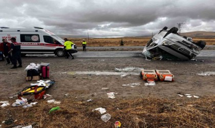 Nevşehirde turistleri taşıyan minibüs takla attı: 18 yaralı