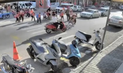 Okuldan çıkan çocuklara motosiklet çarptı, kaza anı kameraya yansıdı