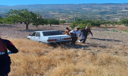 Ön tekeri çıkan otomobil tarlaya girdi: 1 yaralı