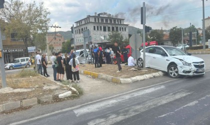 Osmancıkta iki araç kavşakta çarpıştı: 1 yaralı