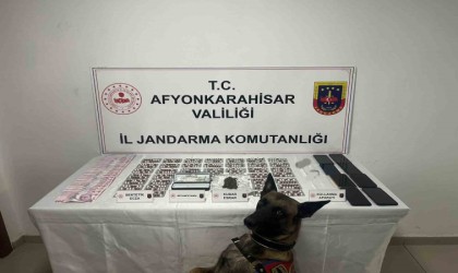 Otomobil ile uyuşturucu servisi yapan çeteyi jandarma çökertti