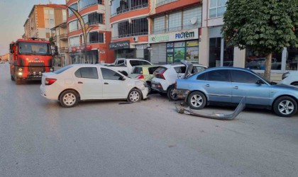 Otomobil park halindeki araçlara çarptı: 1 yaralı