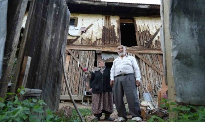 Polis memuru, hikayesiyle yürek burkan çiftin bankaya borcunu ödedi