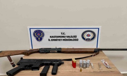 Polisin durdurduğu araçtan Uzi çıktı: 2 gözaltı