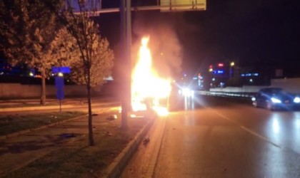 Refüje dalan sürücü camdan fırladı, araç alev topuna döndü