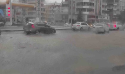 Şanlıurfada sağanak yağış etkili oldu, yollar göle döndü