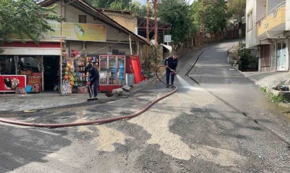 Selden sonra caddeler tazyikli suyla yıkandı