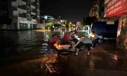 Şiddetli yağışla birlikte göle dönen caddelerde vatandaşlar zor anlar yaşadı