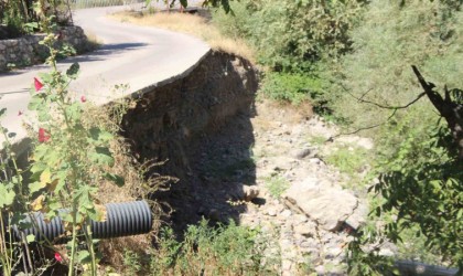 Şırnakta akarsu toprağı aşındırdı, köy yolu havada kaldı