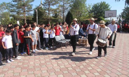 Sivasta öğrenciler güle oynaya dersbaşı yaptı