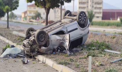 Takla atan araçta kazayı şans eseri yaralı atlattılar