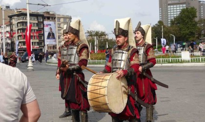 Taksimde Yeniçeriler dizinin yeni sezonunu duyurdu, vatandaşlar o anları kayda aldı