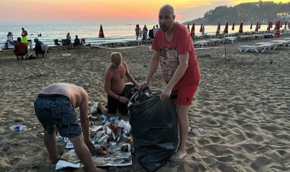 Tatil için geldiği plajda çöpleri gören gurbetçi isyan etti: Bunu yapan vatan hainidir