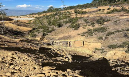 Toprak yüklü kamyon 25 metre yükseklikten uçuruma yuvarlandı