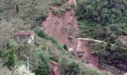 Trabzondaki şiddetli yağışlar sonrasında Arsin ilçesi Güneyce mahallesinde heyelan tehdidi