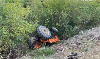 Traktör şarampole yuvarlandı, 13 yaşındaki sürücü yaralandı