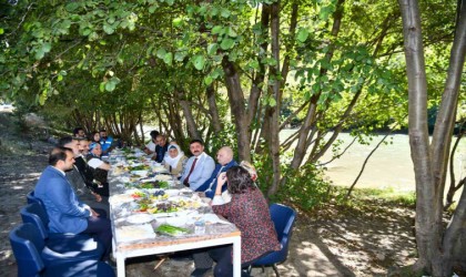 Tuncelide, 85 yaş üstü vatandaşlar Munzur çayı kıyısında kahvaltı etkinliğinde buluştu